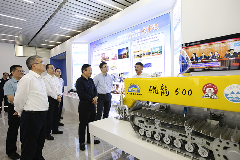 翁祖亮到長(zhǎng)沙礦冶院開展調(diào)查研究