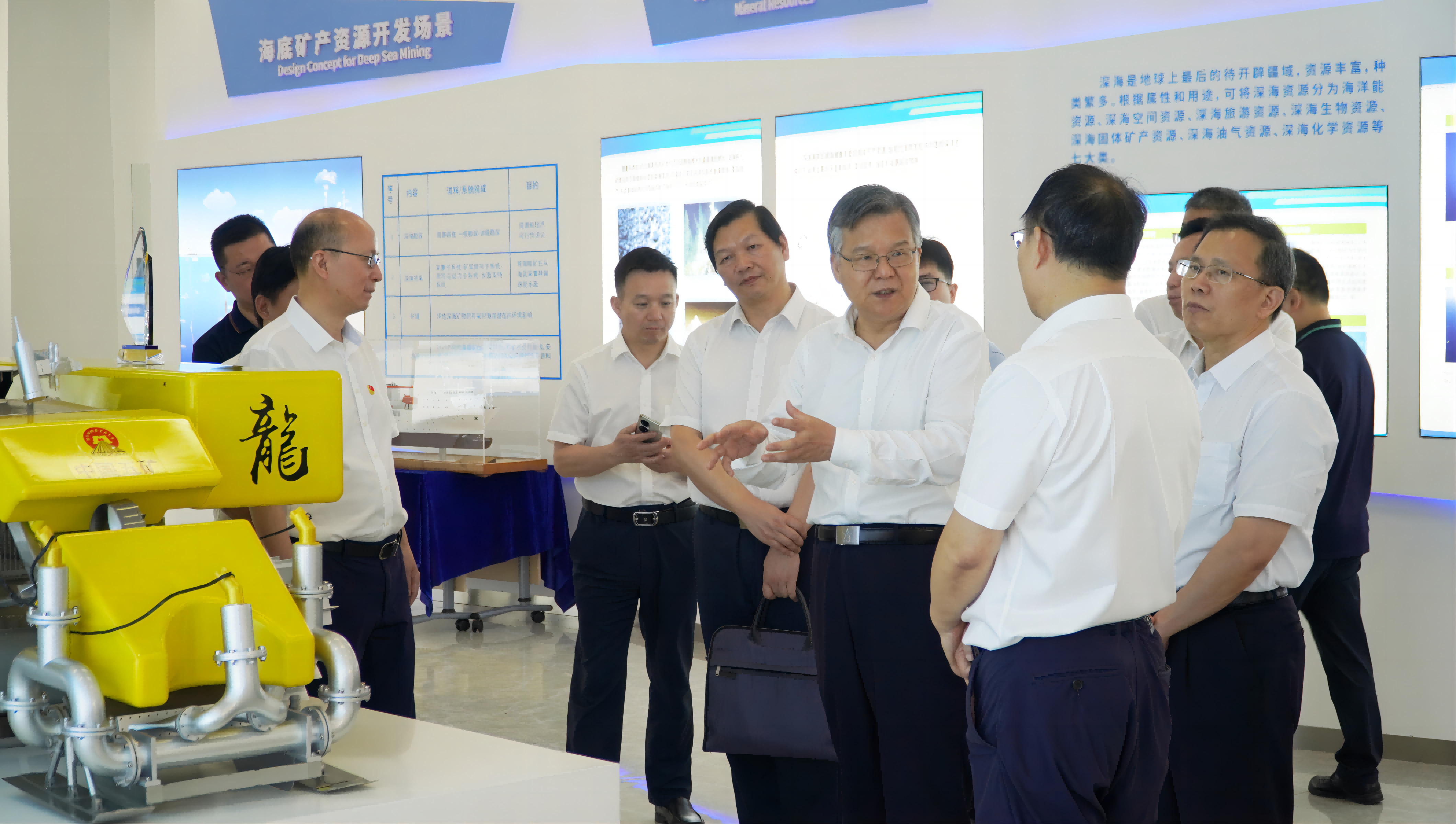 湖南省委常委、常務(wù)副省長李殿勛到長沙礦冶院調(diào)研