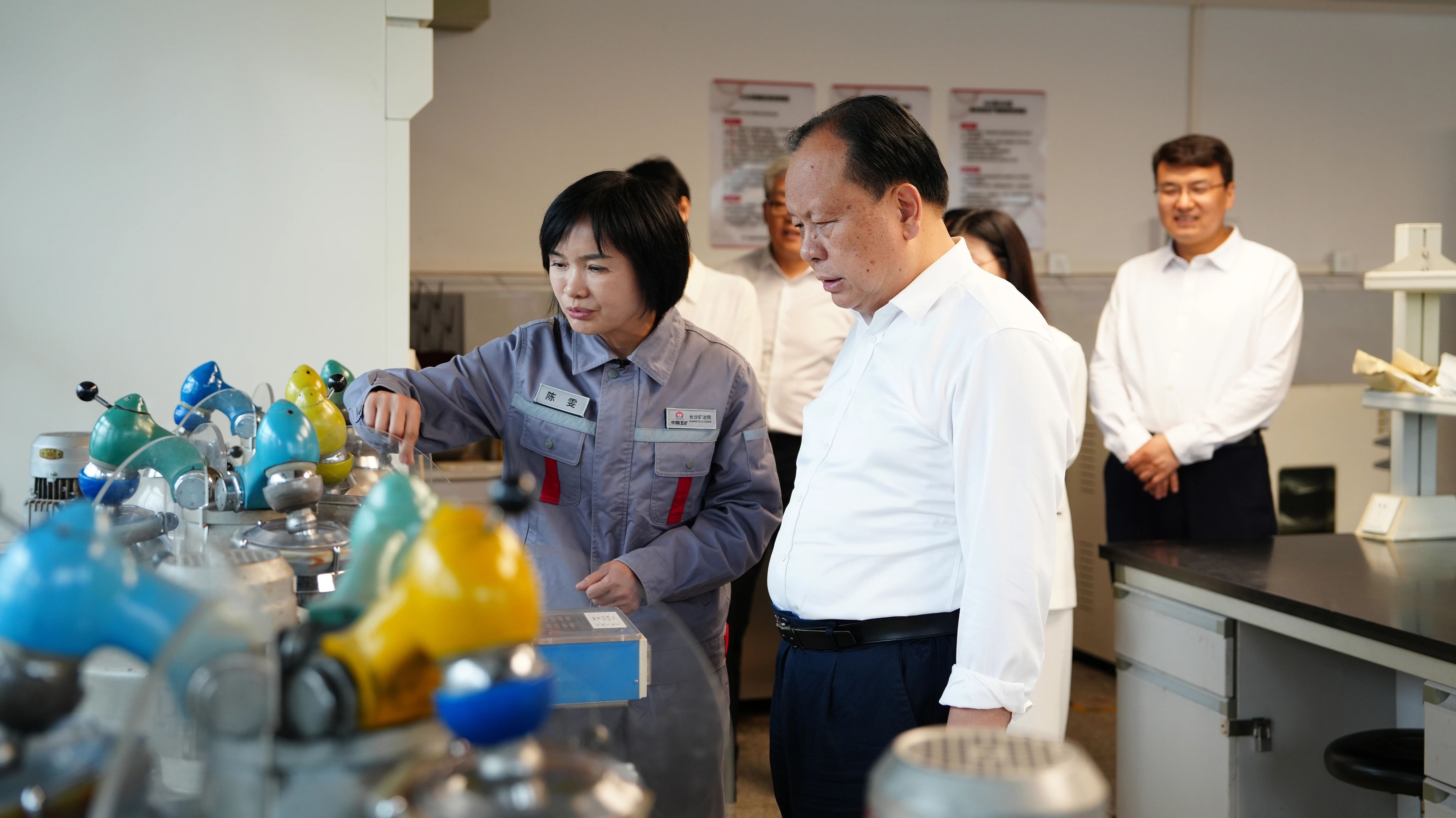 周農(nóng)到長沙礦冶院調(diào)研并慰問勞動模范